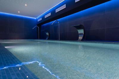 Indoor-Swimming-pool-and-jacuzzi