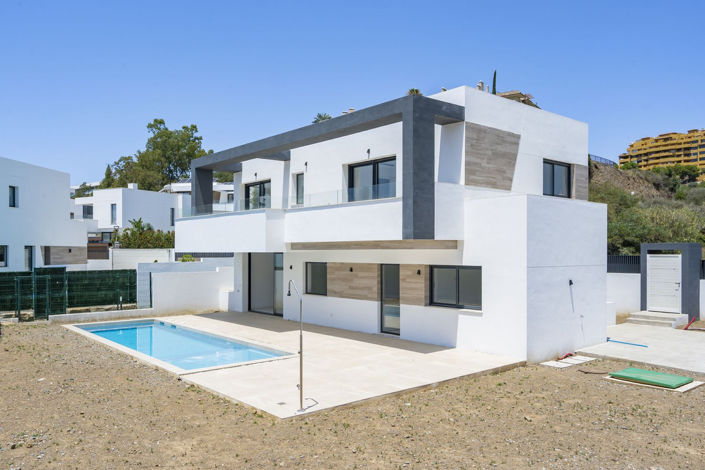 Image No.2-Villa de 4 chambres à vendre à Estepona