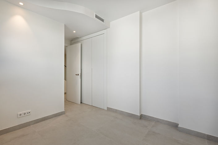 Image No.22-4 Bed House for sale
