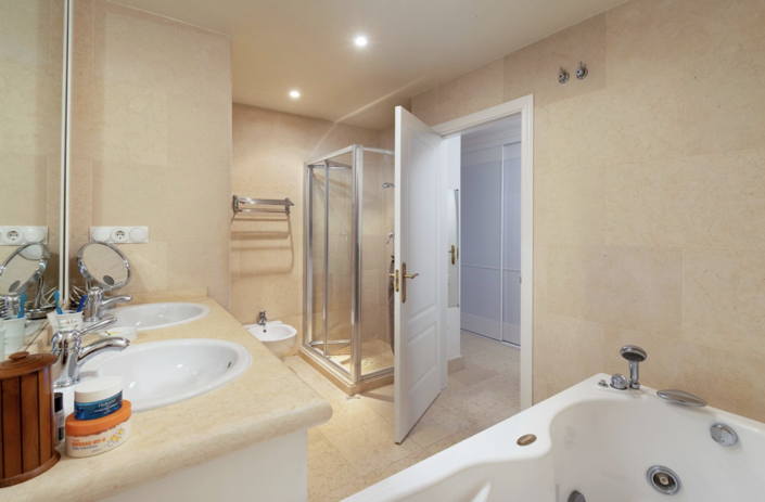 Image No.20-3 Bed Apartment for sale
