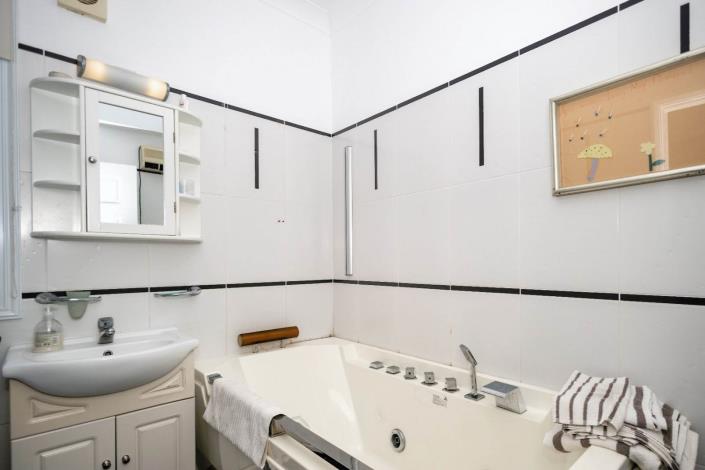 Image No.14-4 Bed Villa / Detached for sale