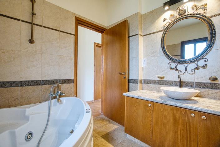 Image No.18-Villa / Détaché de 4 chambres à vendre à Argaka