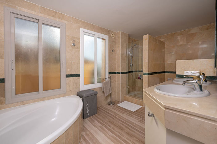 Image No.17-4 Bed Apartment for sale