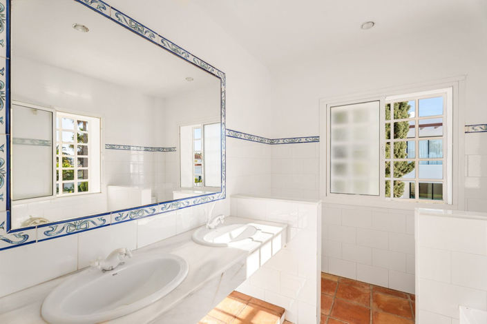 Image No.18-5 Bed Villa for sale