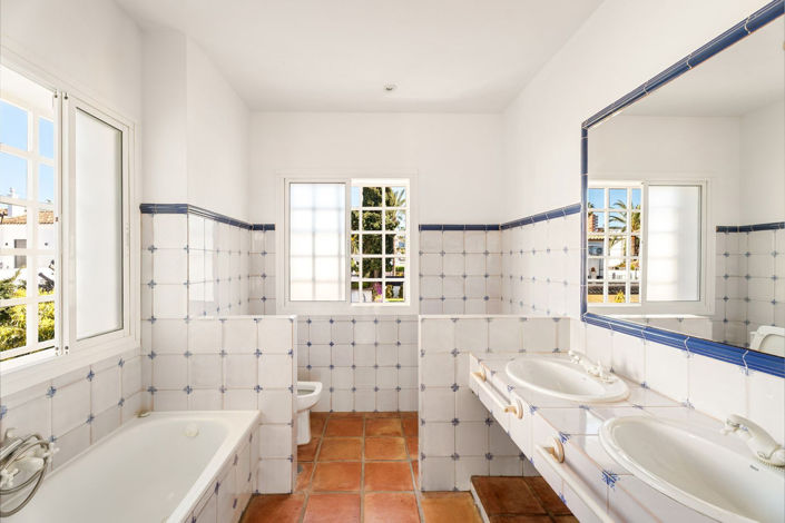 Image No.23-5 Bed Villa for sale