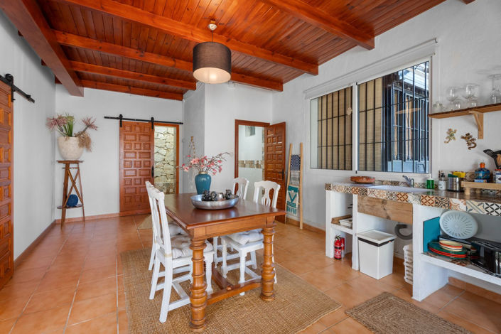 Image No.15-6 Bed Commercial for sale