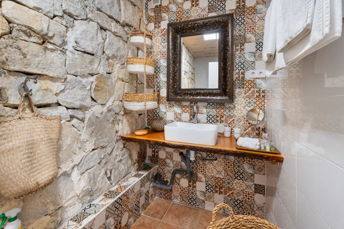 Image No.18-6 Bed Commercial for sale