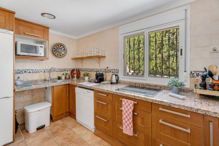 Image No.24-6 Bed Commercial for sale