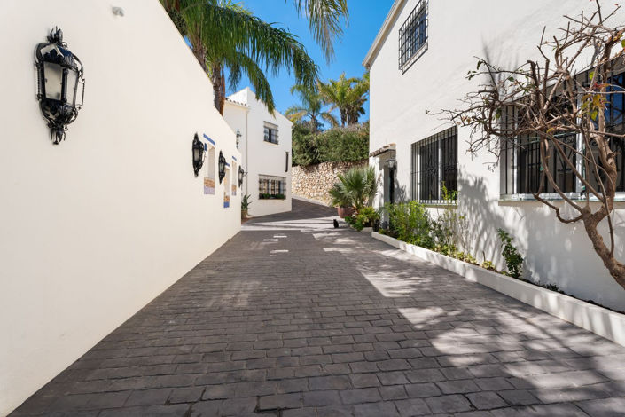 Image No.8-6 Bed Commercial for sale