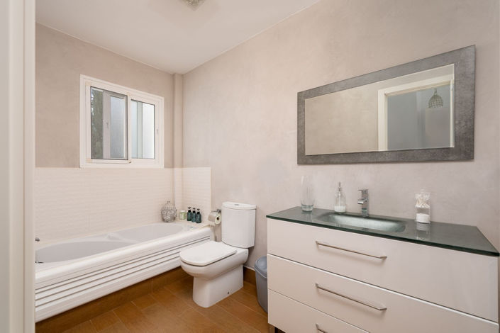 Image No.12-4 Bed Townhouse for sale