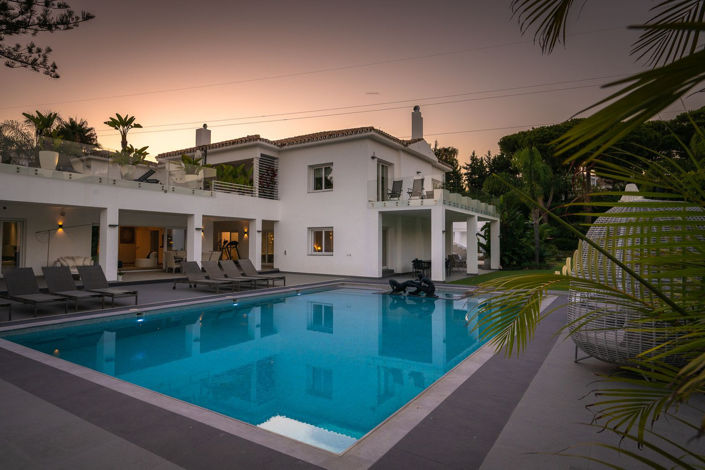 Image No.1-Villa de 10 chambres à vendre à Estepona