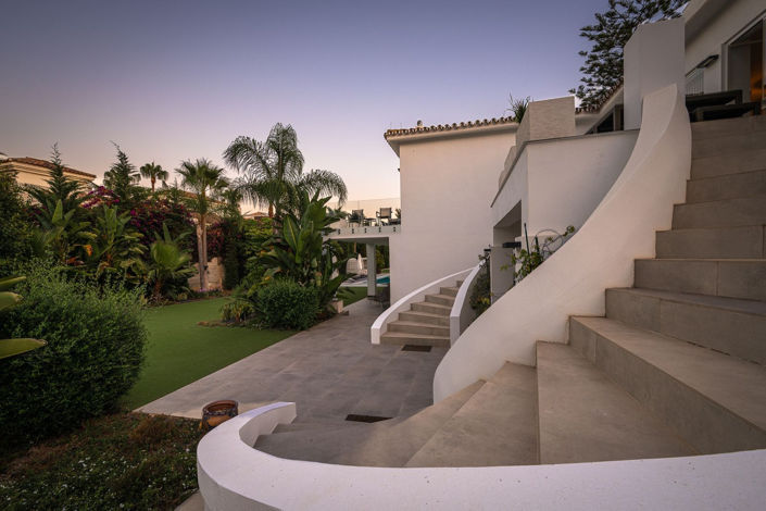 Image No.10-10 Bed Villa for sale