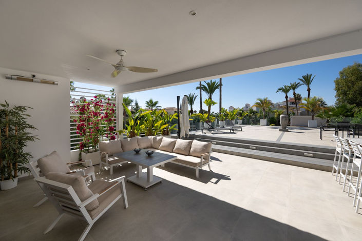 Image No.2-Villa de 10 chambres à vendre à Estepona