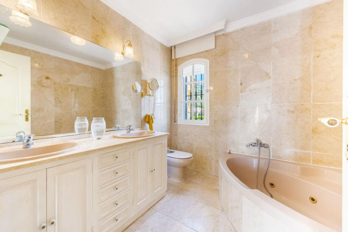 Image No.4-8 Bed Villa for sale