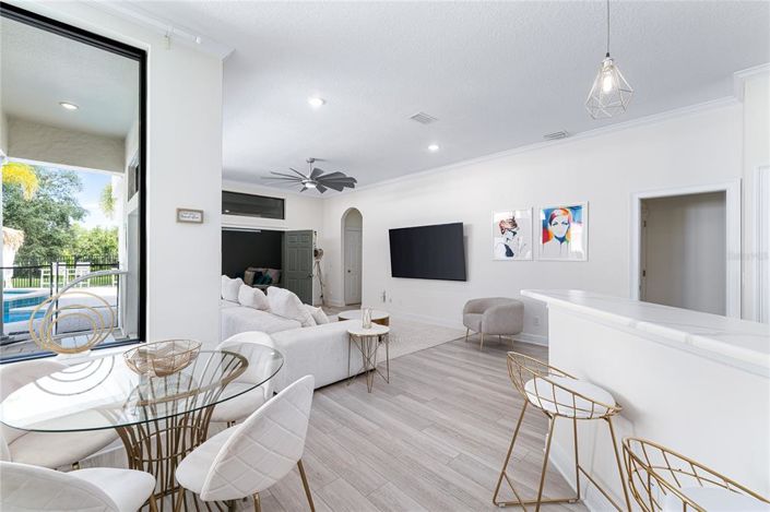 Image No.13-6 Bed Property for sale