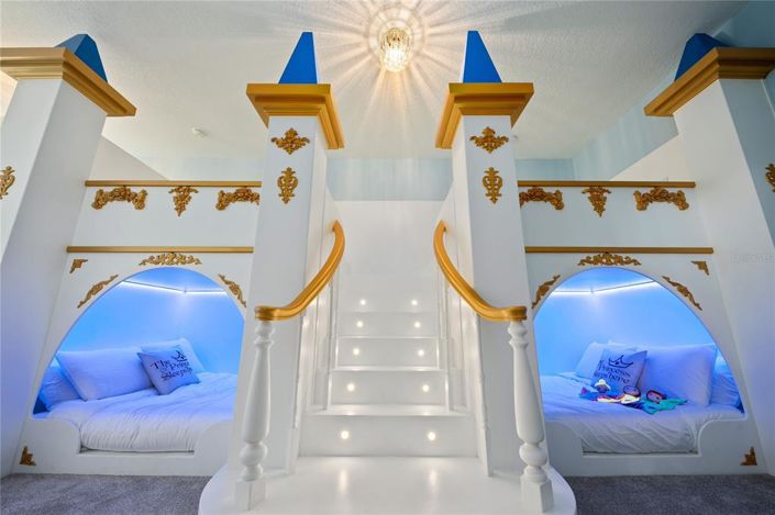 Image No.67-6 Bed Property for sale