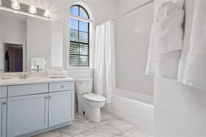 Image No.72-6 Bed Property for sale