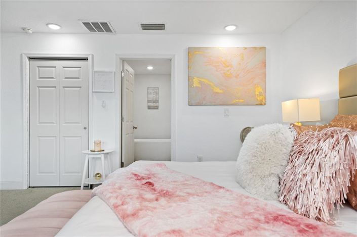 Image No.75-6 Bed Property for sale