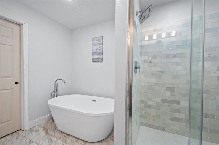 Image No.78-6 Bed Property for sale