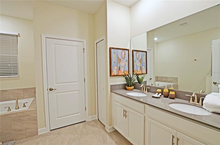 Image No.10-9 Bed Property for sale