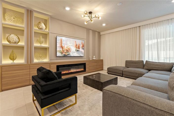 Image No.9-8 Bed Property for sale