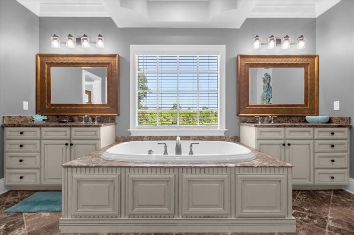 Image No.56-5 Bed Property for sale