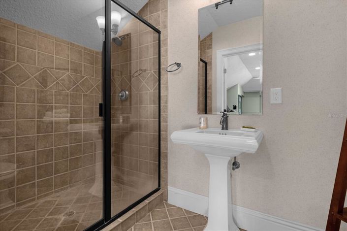 Image No.60-5 Bed Property for sale