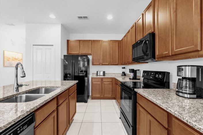 Image No.17-6 Bed Property for sale