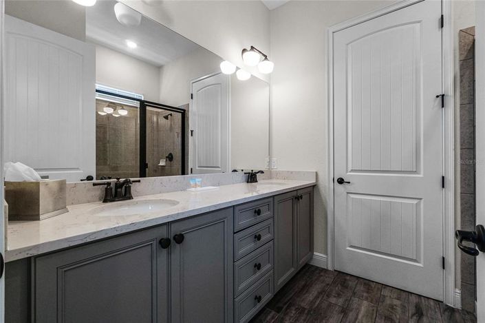 Image No.28-6 Bed Property for sale