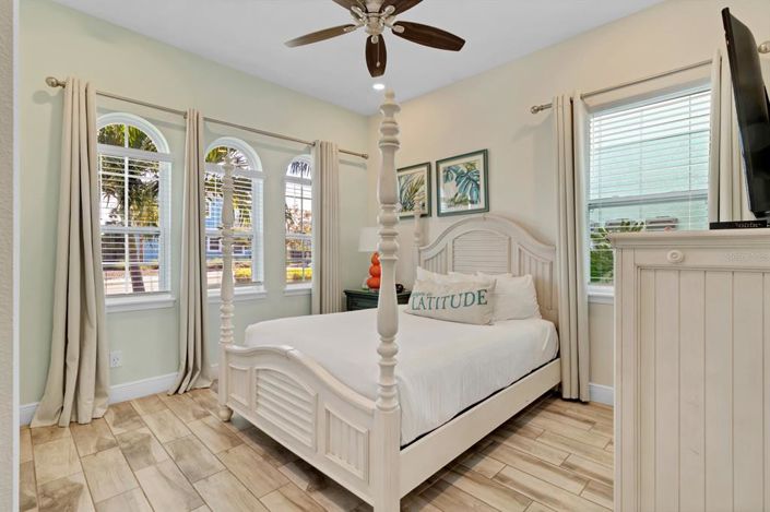 Image No.24-8 Bed Property for sale