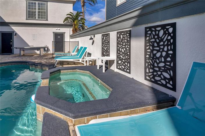 Image No.80-6 Bed Property for sale