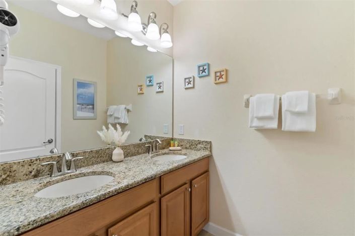 Image No.12-5 Bed Townhouse for sale