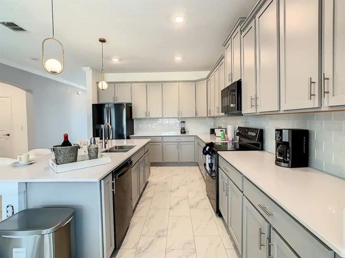 Image No.8-6 Bed Property for sale