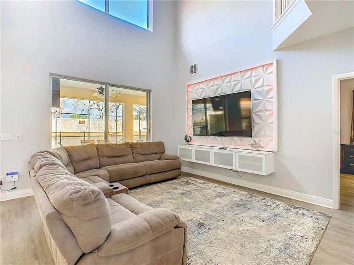 Image No.17-6 Bed Property for sale