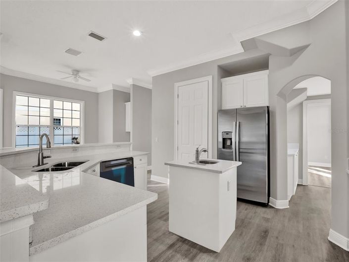 Image No.19-6 Bed Property for sale