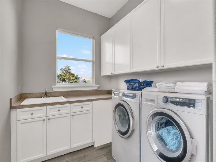 Image No.27-6 Bed Property for sale