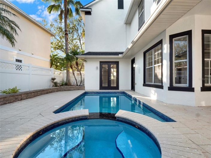 Image No.5-6 Bed Property for sale