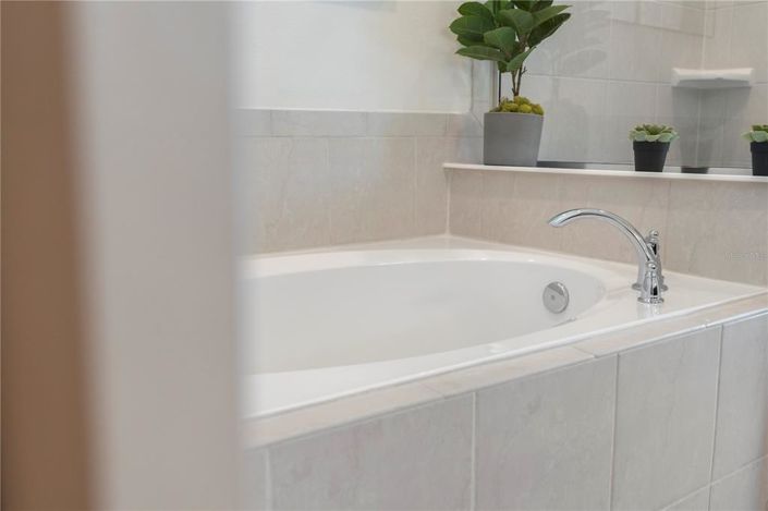 Image No.34-10 Bed Property for sale