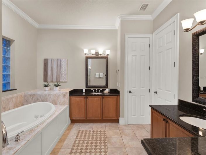 Image No.48-6 Bed Property for sale