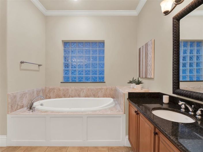 Image No.50-6 Bed Property for sale