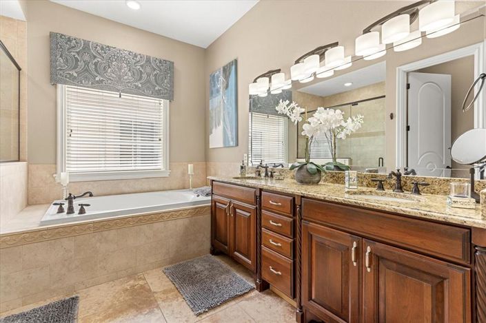 Image No.46-5 Bed Property for sale