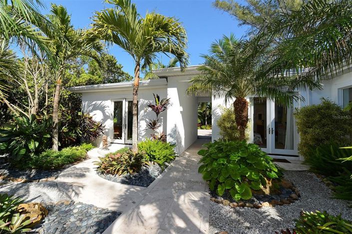 Image No.1-5 Bed Property for sale
