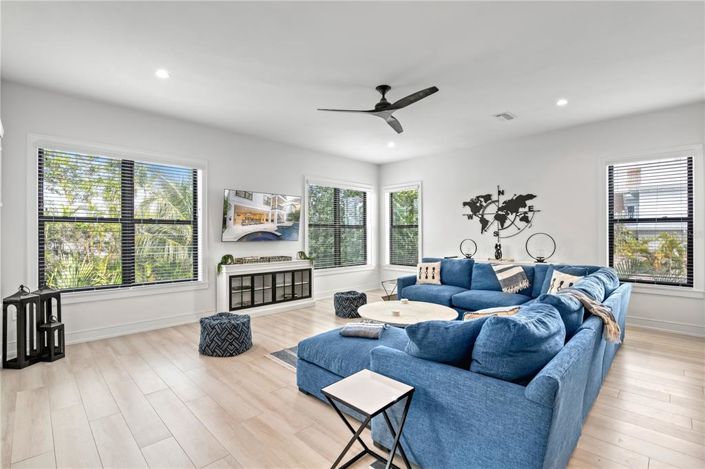 Image No.10-10 Bed Property for sale