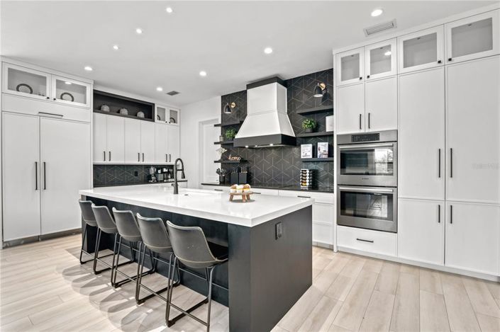 Image No.6-10 Bed Property for sale