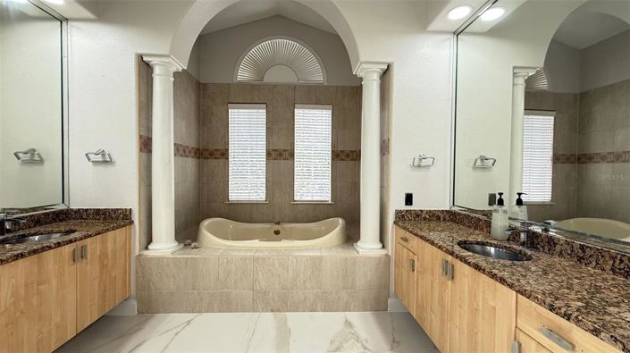 Image No.12-6 Bed Property for sale