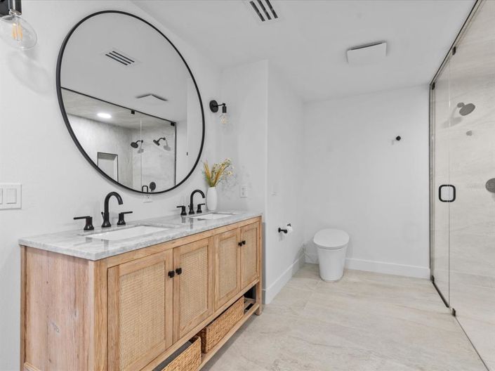 Image No.77-5 Bed Property for sale