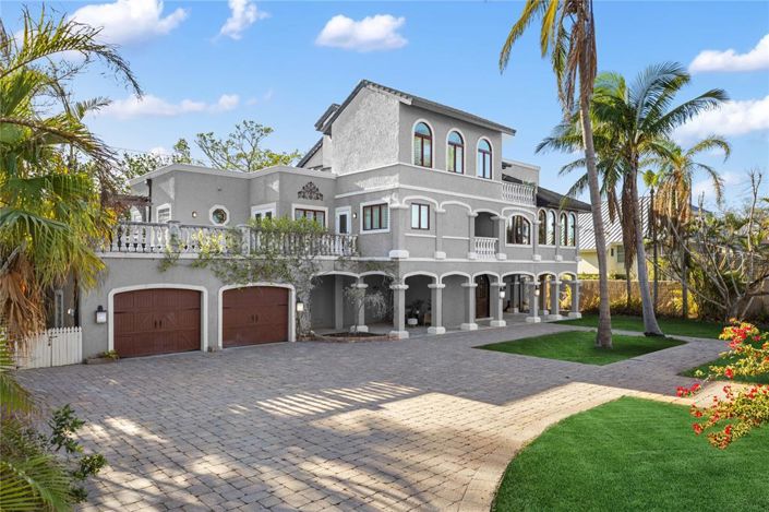 Image No.1-4 Bed Property for sale