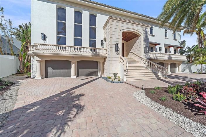 Image No.1-6 Bed Property for sale