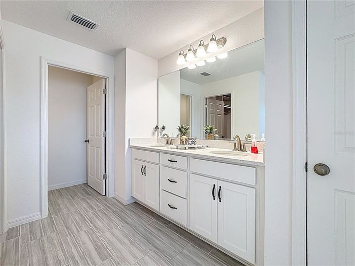 Image No.40-5 Bed Property for sale