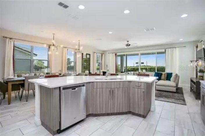 Image No.15-6 Bed Property for sale